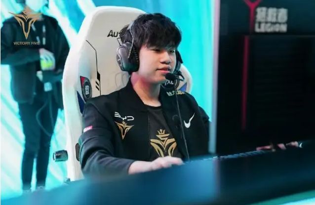 多名球员都 多名球员都